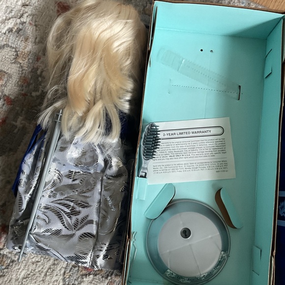 Vintage 1995 Avon Winter Velvet Barbie - Picture 6 of 7